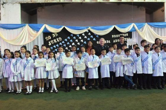 El vicegobernador tomó promesa a la Bandera a alumnos de Río Piedras