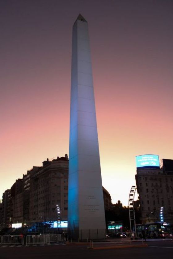 Iluminaron el obelisco de Buenos Aires en homenaje al General Martín Miguel de Güemes