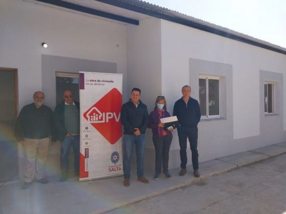 Familia de Villa Lola recibió una vivienda tras perder la que tenían en un incendio