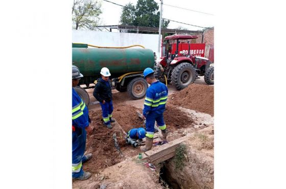 Aguas del Norte trabajó en el funcionamiento de un hidrante para Bomberos Voluntarios