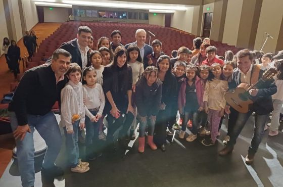 Niños de la comunidad Chorote cantaron junto a la Orquesta Infanto Juvenil en el Teatro Provincial