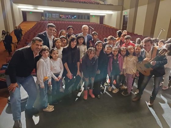 Niños de la comunidad Chorote cantaron junto a la Orquesta Infanto Juvenil en el Teatro Provincial