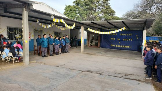 Con la cooperación de personal penitenciario se reinauguró el patio de juegos de una Escuela Rural