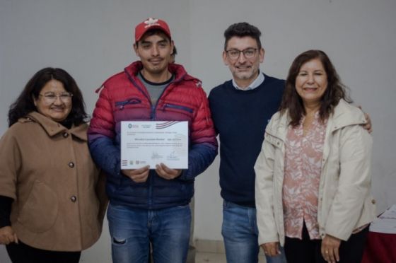 La Universidad Provincial entregó certificados en Vaqueros y Cerrillos