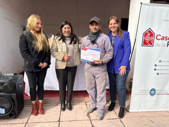 Los nuevos egresados de los talleres de La Casona de la Paz recibieron kits de herramientas