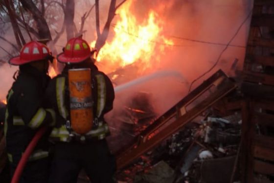 Intenso trabajo de Bomberos de la Policía por incendios en la Provincia