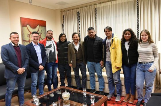 El gobernador Sáenz se reunió con estudiantes de Upateco, creadores de la pyme de desarrollo de software