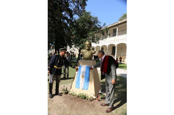 Salta donó un busto del general Güemes a la provincia de Santa Fe