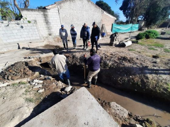 Cerrillos: Recursos Hídricos intervino en la normalización de un canal de riego obstruido