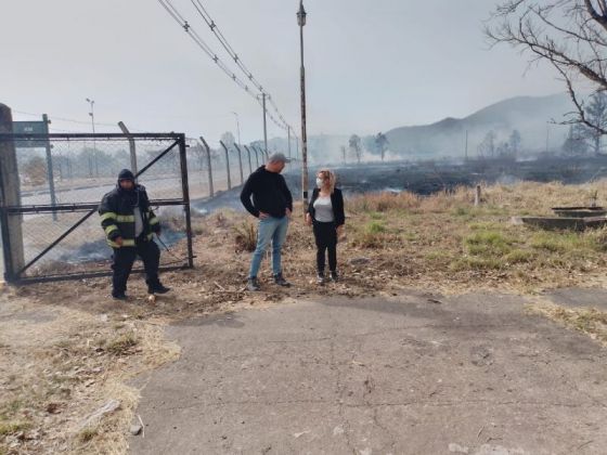 Intenso trabajo de sofocamiento en un incendio forestal en el norte de la Capital