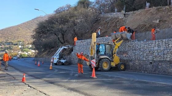 Vialidad avanza con la construcción de defensas en la ladera del cerro San Bernardo