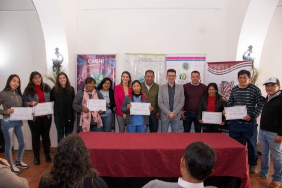 Cachi: La UPATecO entregó certificados de los cursos universitarios de inglés gastronómico y hotelero, y herramientas informáticas