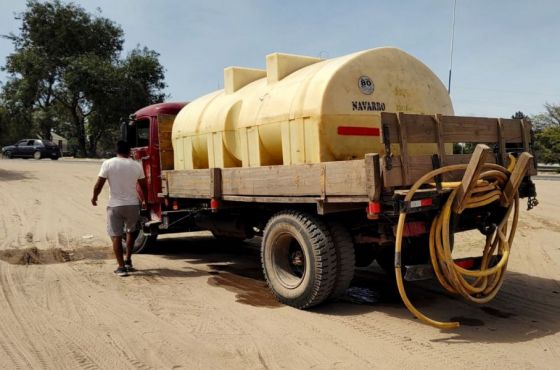 Son más de 30 los camiones que distribuyen agua diariamente en comunidades originarias del norte provincial