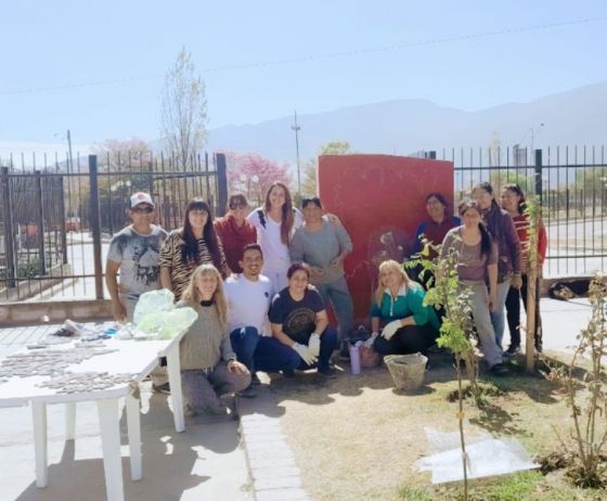 Egresadas del taller de mosaiquismo culminaron el curso con la instalación de un mural en el Parque de la Familia