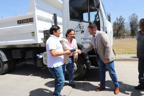 Nuevo camión volquete para el municipio de Angastaco 