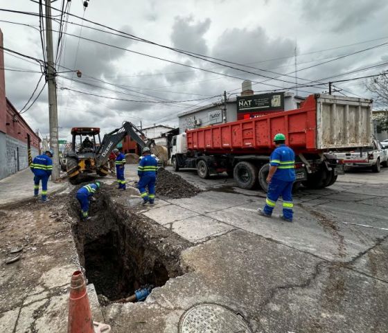 Aguas del Norte trabaja en el recambio de parte de la red colectora en pasaje Castellanos