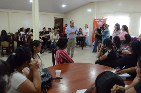 Mujeres oranenses se capacitan en confección de ropa deportiva