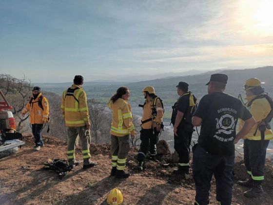 Se realizan tareas de enfriamiento tras un incendio forestal en La Caldera