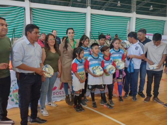 Se entregaron elementos deportivos en Cachi