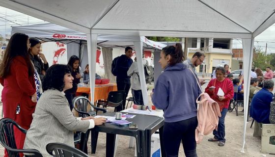 La Secretaría de las Mujeres asesoró a vecinas y vecinos del barrio Municipal