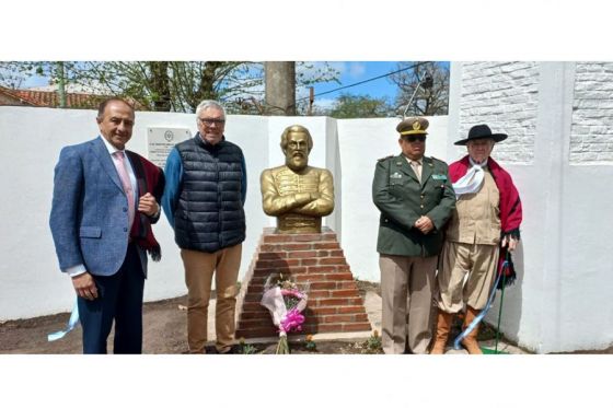 Descubren un busto de Güemes en el Escuadrón de Seguridad Vial de la ciudad de Balcarce