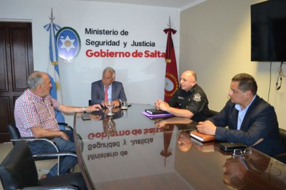 La Policía recibió una importante donación de cerámicos para la obra en la Escuela de Cadetes