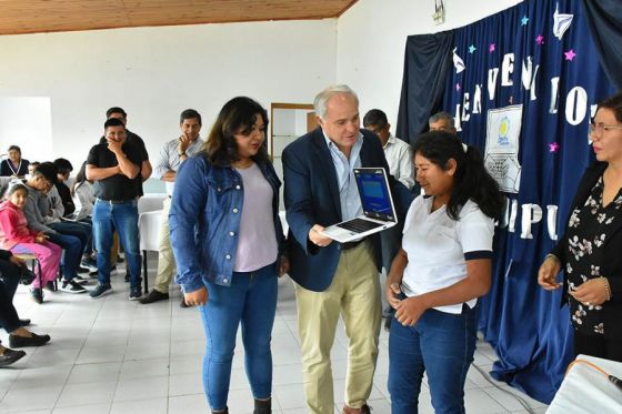 Estudiantes de parajes rurales de Guachipas recibieron sus notebooks