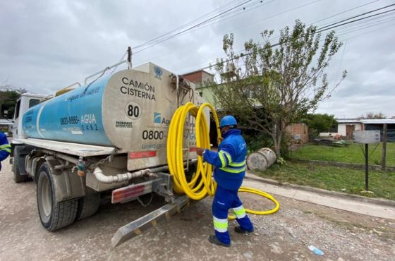 Tareas de mantenimiento en una válvula de aire en el Acueducto Sur