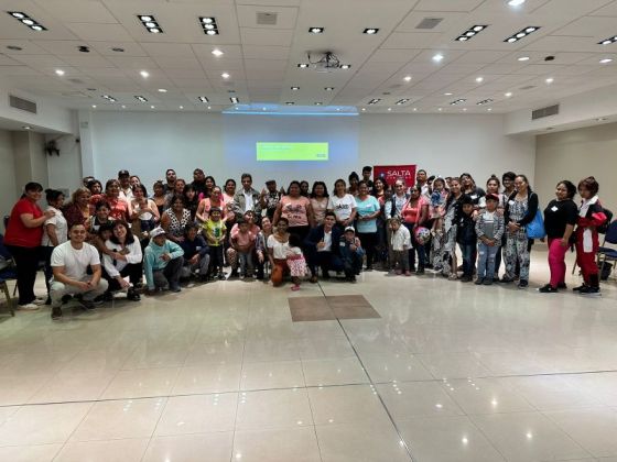 Familias reciben sus certificaciones por participar en el ciclo anual de Talleres de Crianza