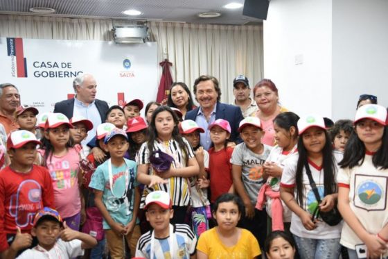 El gobernador Sáenz recibió la visita de alumnos de 4° grado de Aguaray