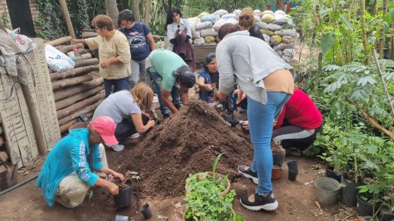 Estudiantes de jardinería profundizan sus prácticas en un vivero de San Lorenzo