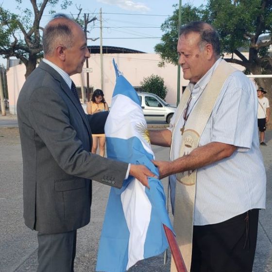 La Comisión del Bicentenario entregó banderas de ceremonia al nuevo Batallón de Exploradores de Don Bosco