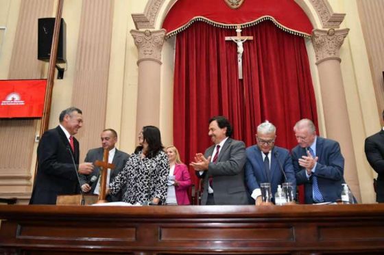 Gustavo Sáenz acompañó el acto de jura de los diputados provinciales