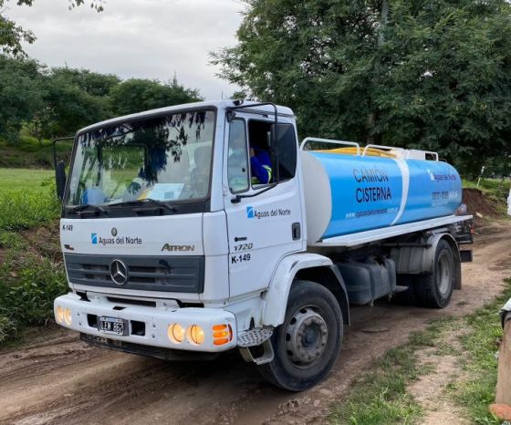 Operativo de Aguas del Norte en los barrios La Loma y Villa Luján para contrarrestar las dificultades en el abastecimiento de agua