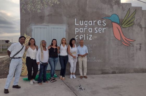 Vecinos del Parque Sur compartieron con artistas la pintura de un mural en el Anfiteatro del Parque Sur