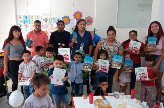 Educación entrega libros de literatura para alumnos de Nivel Inicial