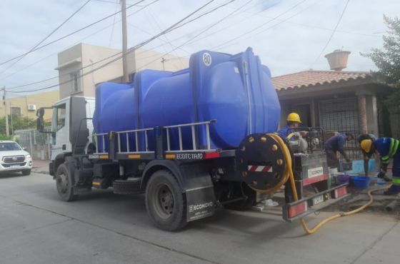 Aguas del Norte asiste a vecinos afectados por fallas en la producción de un pozo de agua