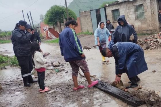 La Policía asiste a damnificados por la intensa lluvia en Salta