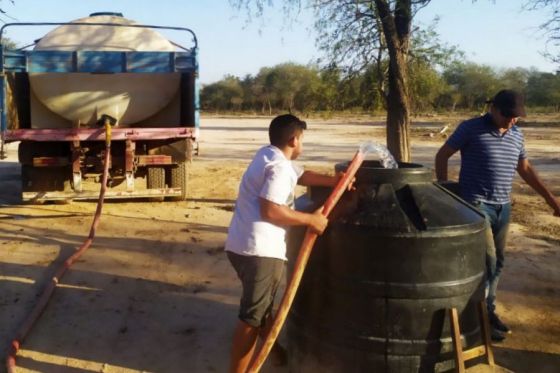 Continuará la distribución de agua mediante camiones cisternas a comunidades del norte provincial