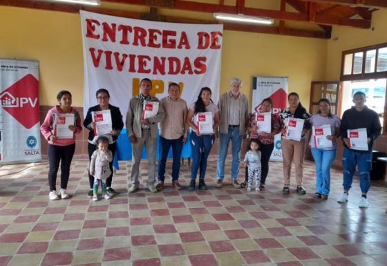 Diez familias de Los Toldos recibieron su primera vivienda