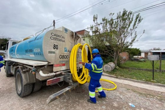 Por las intensas precipitaciones, hay baja presión y cortes en barrios de las zonas norte y oeste