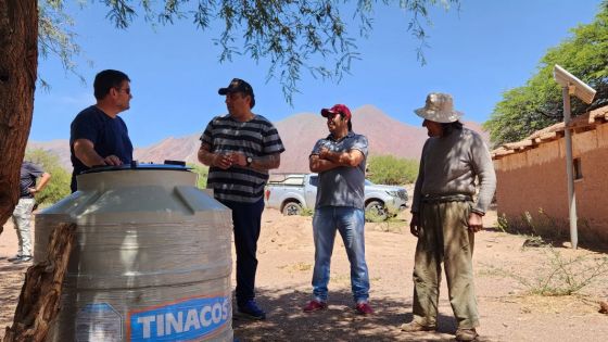 Entrega de depósitos de agua segura para familias de los Valles Calchaquíes