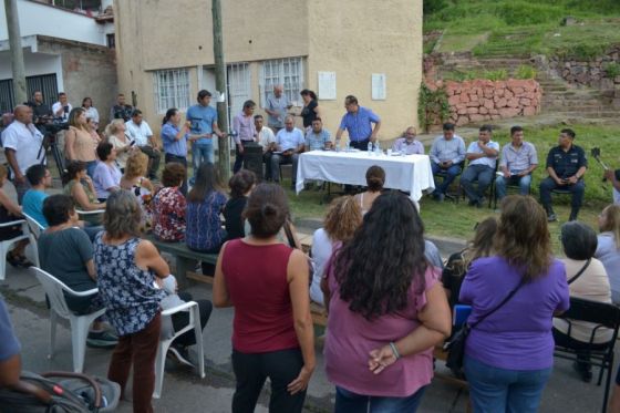 Mesa de seguridad con vecinos en Villa Las Rosas