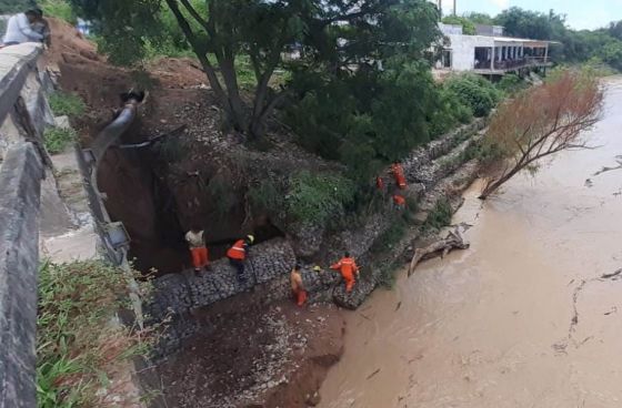 Realizan trabajos de defensa en el puente Manuel Elordi del río Bermejo