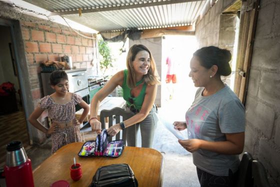 La Secretaría de las Mujeres entregó una máquina de coser industrial a una emprendedora