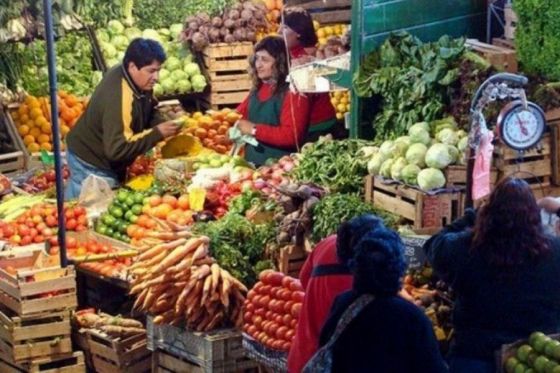 Salud Pública capacitará en manipulación segura de alimentos en un mercado de verduras