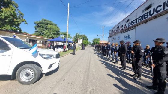 Entrega de móvil y equipamiento para policías en Orán