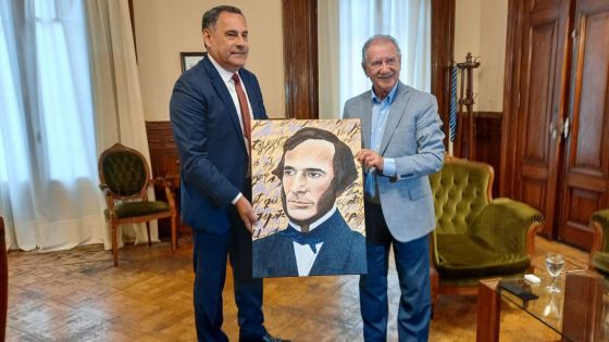 El Vicegobernador recibió un cuadro de Alberdi  para la Sala Norte Grande de la Casa de Salta