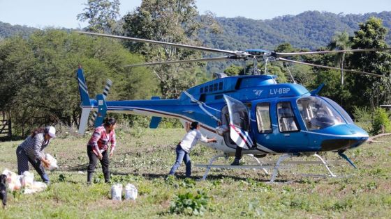 Asistencia aérea a familias aisladas de General Mosconi y Rivadavia Banda Norte