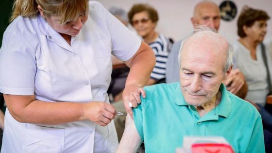 Los adultos mayores deben vacunarse contra la gripe y otras enfermedades